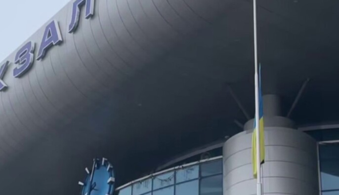 УЗ приспустила флаги над всеми вокзалами в память о пассажирах, погибших из-за атаки на Харьковщину