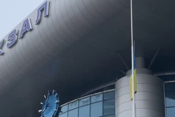 УЗ приспустила стяги над усіма вокзалами в пам’ять про пасажирів, які загинули через атаку на Харківщину