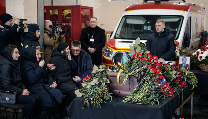 У Києві прощаються із рятувальником Олександром Зібровим, пораненим під час атаки РФ 9 січня, – фото