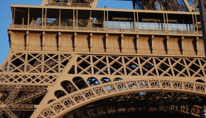 На Ейфелевій вежі викарбують імена 72-х науковиць — Le Monde
