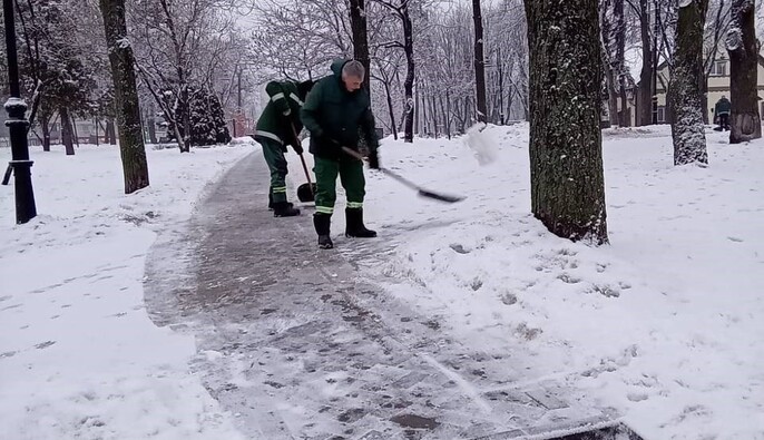 Київ очищають від снігу 230 одиниць техніки та понад 3 тисячі працівників