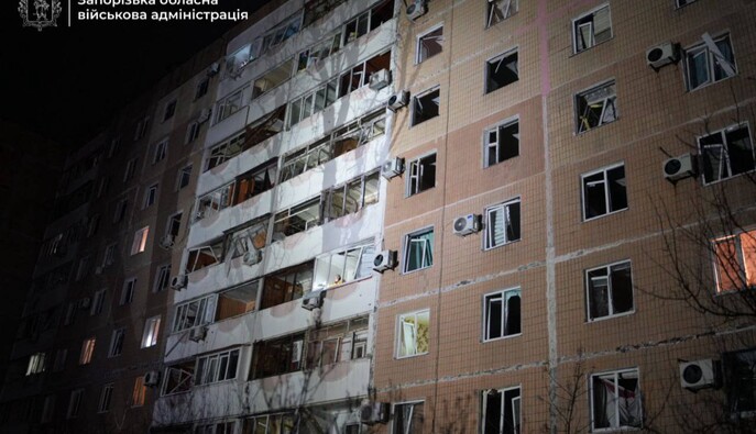 Росіяни вдарили по Запоріжжю – пошкоджена багатоповерхівка в одному із спальних районів 
