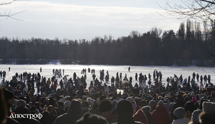 Кияни влаштували вечірку на березі Дніпра — фото