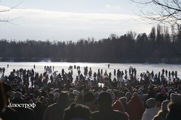 Киевляне устроили вечеринку на берегу Днепра — фото