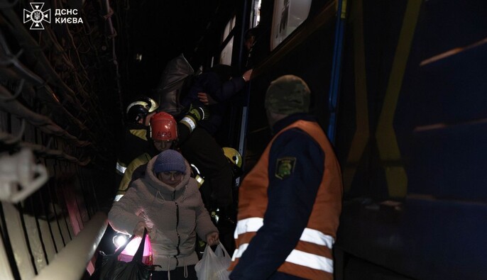 У Києві через блекаут людям довелося виходити з метро тунелями — фото