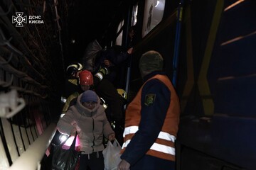 В Киеве из-за блекаут людям пришлось выходить из метро тоннелями — фото