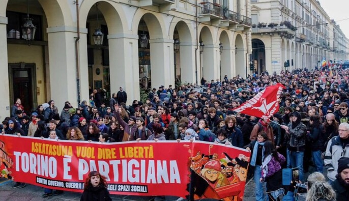 Нападения на офицеров и поджоги спецтранспорта: более 100 правоохранителей ранены в Турине