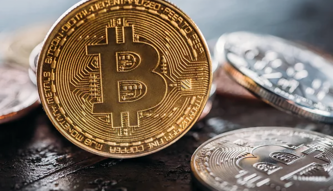 Біткойн впав до мінімуму з квітня 2025 року