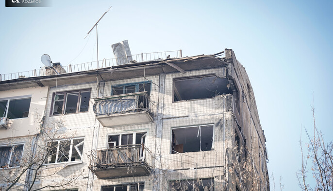 Пошкоджені багатоповерхівки та заклад освіти: наслідки масованого удару по столиці – фоторепортаж