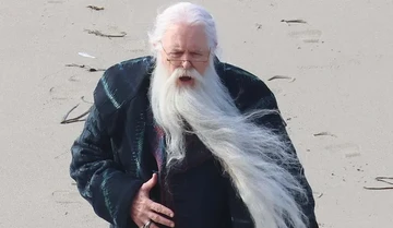 Джон Литгоу, сыграющий Дамблдора в сериале, назвал взгляды Джоан Роулинг "ироническими и непонятными"