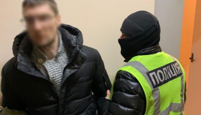 У Києві чоловік вдарив у голову водія евакуатора, який завантажив його авто, і лишив його непритомним на узбіччі