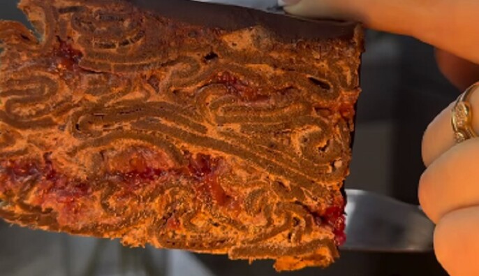 Просто змішайте млинці з кремом: як приготувати смачний торт без випікання