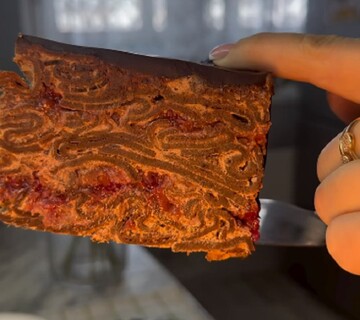 Просто смешайте блины с кремом: как приготовить вкусный торт без выпечки