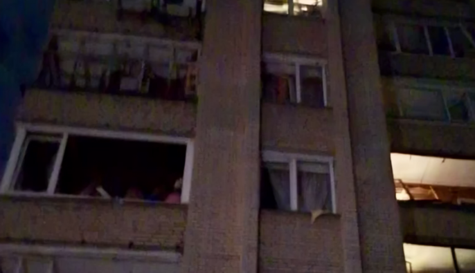 Російський дрон влучив у двір багатоповерхівки в Сумах – пошкоджено понад 50 вікон