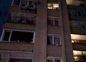 Російський дрон влучив у двір багатоповерхівки в Сумах – пошкоджено понад 50 вікон