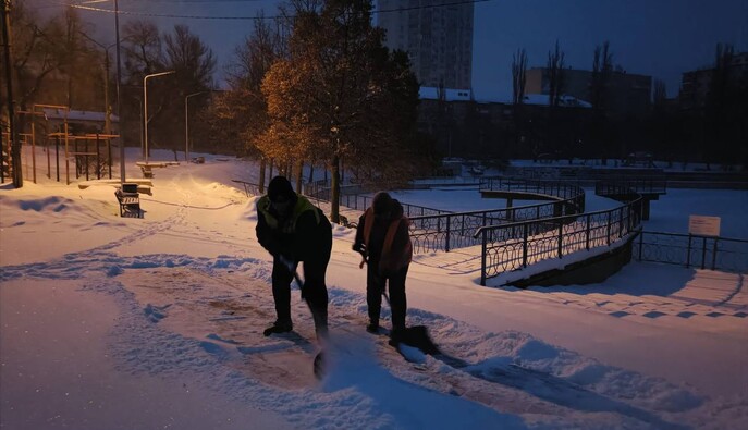 Киев в снегу: на улицах работают 258 единиц спецтехники и 408 дорожников