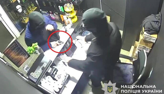 У Києві затримали двох чоловіків, які інсценували розбійний напад на крамницю з продажу тютюну