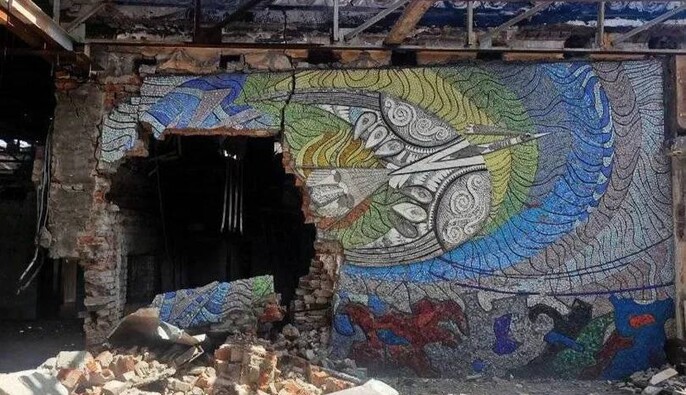 В оккупированном Мариуполе уцелела часть мозаики Аллы Горской и Виктора Зарецкого "Боривитер"