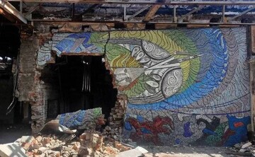 В оккупированном Мариуполе уцелела часть мозаики Аллы Горской и Виктора Зарецкого 