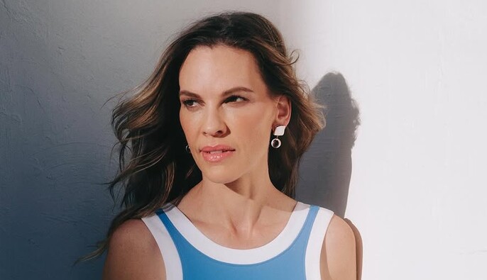 Оскароносная американская актриса Хиллари Свэнк записала поэзию в поддержку украинских детей