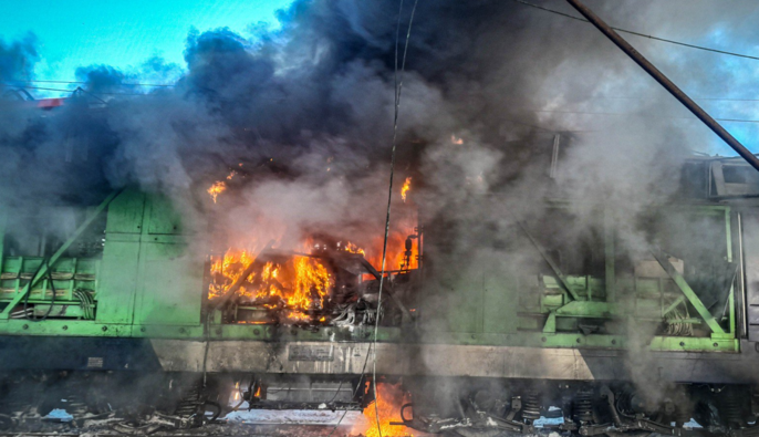 Спалахнув електропоїзд: війська РФ вдарили по Сумщині 