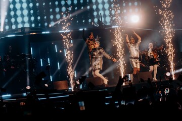 Трендовые луки: Сердючка в рясе священника и ее "мама-аист" рассмешили сеть