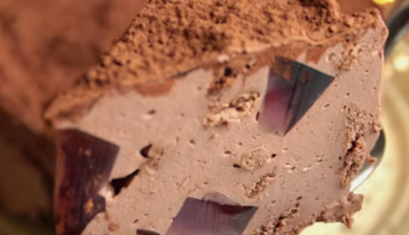 "Бите скло" по-шоколадному: як приготувати улюблений торт без випікання