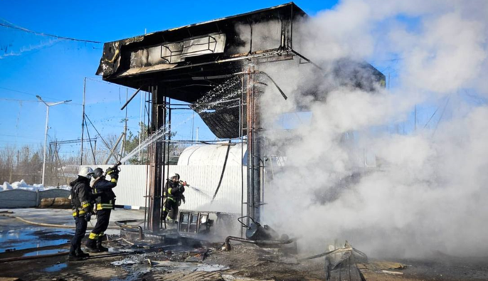 Из-за атаки РФ по Харьковщине вспыхнул пожар на АЗС: есть пострадавший