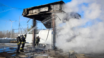 Из-за атаки РФ по Харьковщине вспыхнул пожар на АЗС: есть пострадавший