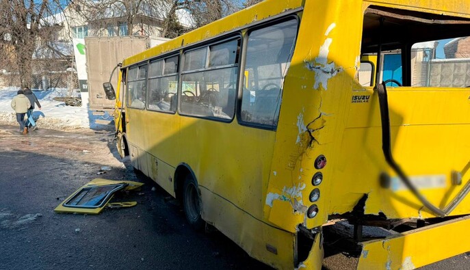 У Києві сталася аварія з маршруткою та вантажівками: є постраждалі 