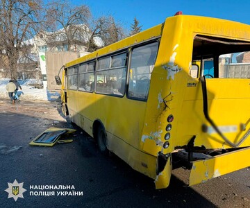 У Києві сталася аварія з маршруткою та вантажівками: є постраждалі 