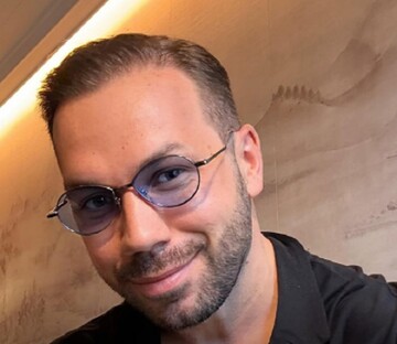 Темные цвета, минимализм и декольте: Андре Тан дал несколько советов пышногрудым красавицам