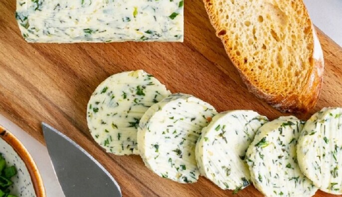 Чеснок, зелень и специи: как сделать масло таким, от которого трудно оторваться