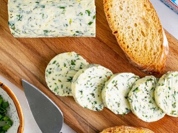 Часник, зелень та спеції: як зробити масло таким, від якого важко відірватися