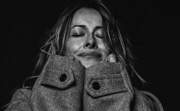 "Реву і дякую": Олена Кравець розплакалася від сюрпризу чоловіка-військового на сцені