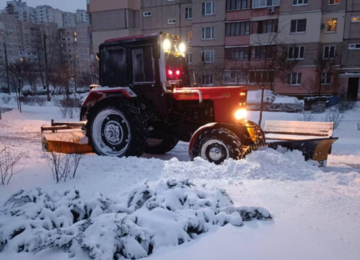 Ночью Киев убирали 289 единиц спецтехники КК «Киевавтодор»