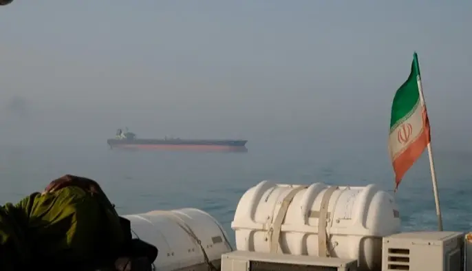 Іран погрожує перекрити нафтову артерію світу