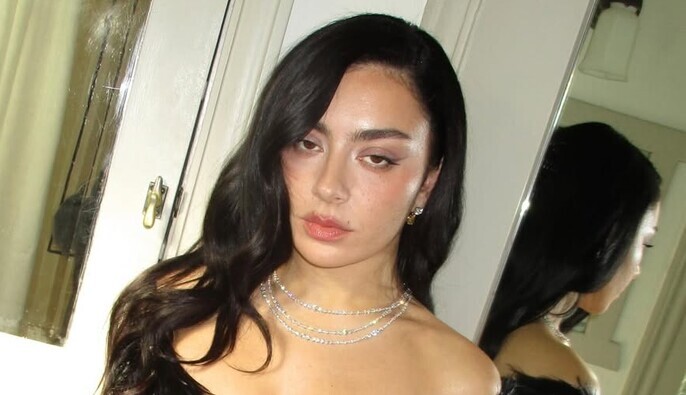 Charli XCX ответила на обвинения в сотрудничестве с россиянами на афтепате в Берлине