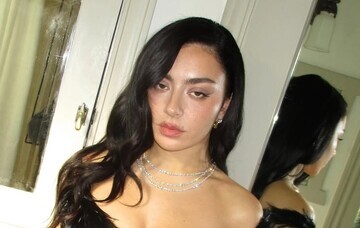 Charli XCX ответила на обвинения в сотрудничестве с россиянами на афтепате в Берлине