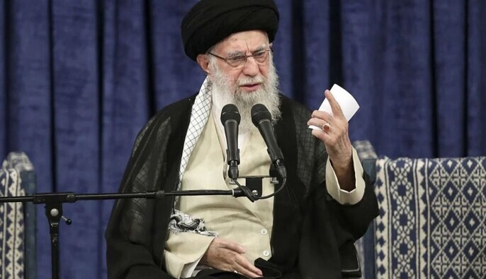Лидер Ирана передал управление страной секретарю по нацбезопасности на фоне угрозы США — NYT