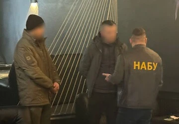 НАБУ та САП затримали працівника СБУ під час одержання 68 тисяч доларів хабаря 