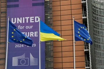 Четвертая годовщина вторжения РФ: возле здания Еврокомиссии подняли флаг Украины