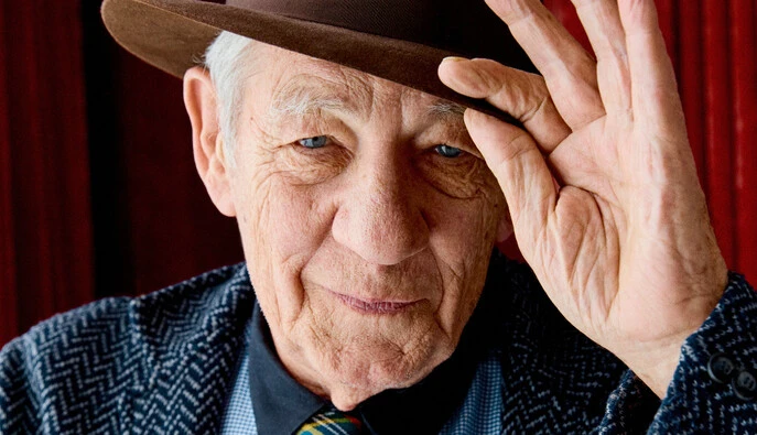 Актер Иен Мак-Келлен, сыгравший Гендальфа из "Властелина колец", прочитал стихотворение ветерана Артура Дроня