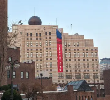 Посольство России в Сеуле убрало баннер с надписью "Победа будет за нами" со своего здания