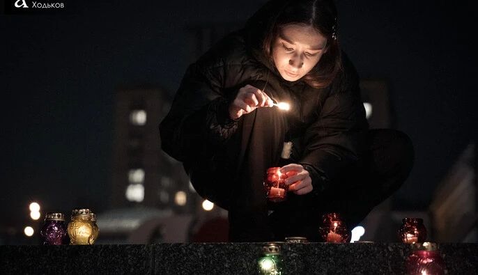 В Киеве на Майдане Незалежности зажгли лампадки в честь погибших защитников.
