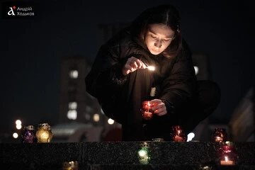 У Києві на Майдані Незалежності запалили лампадки на честь загиблих Захисників — фото