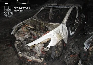У Києві затримали дівчину та хлопця, які на замовлення спалили три автомобілі Tesla