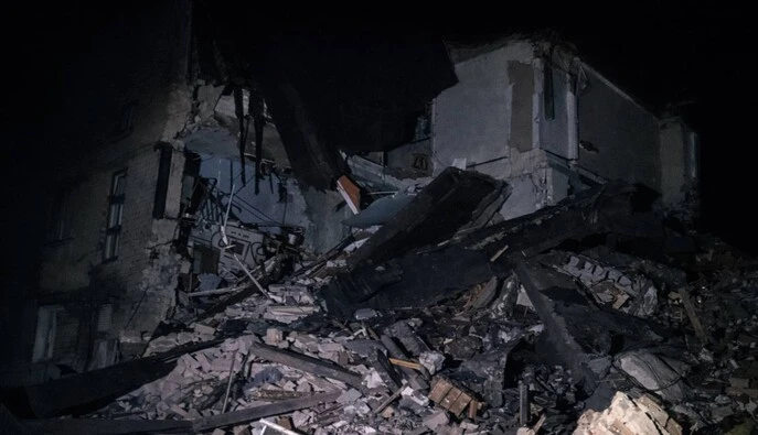 Атака на Дніпропетровщину: зруйнований під'їзд, під завалами можуть бути люди
