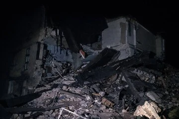 Атака на Дніпропетровщину: зруйнований під'їзд, під завалами можуть бути люди