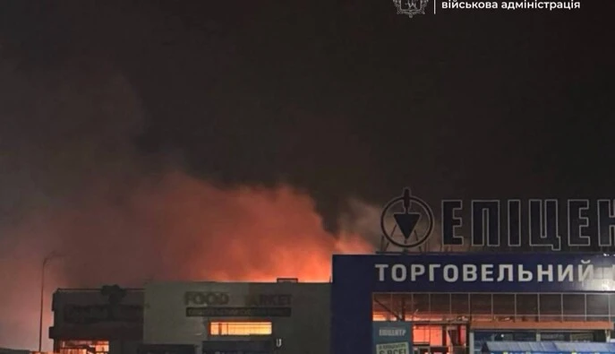 РФ вчергове атакувала Запоріжжя: у місті вирують пожежі 